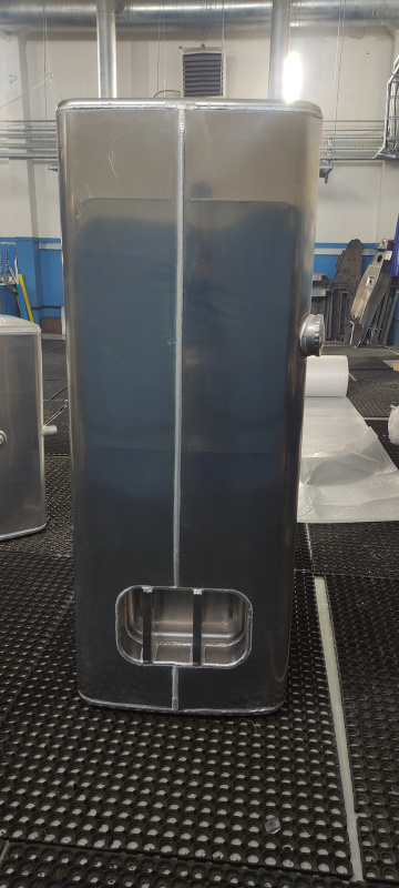 Алюминиевый топливный бак 750 л. со ступенкой (№ 741075)